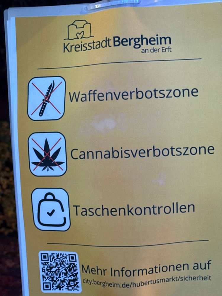 Verbotsschild für Waffen und Cannabis.