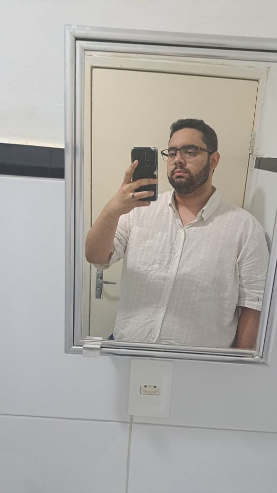 A imagem apresenta o autor do post com face levemente cansada ao despertar das 24 horas de trabalho anteriores 