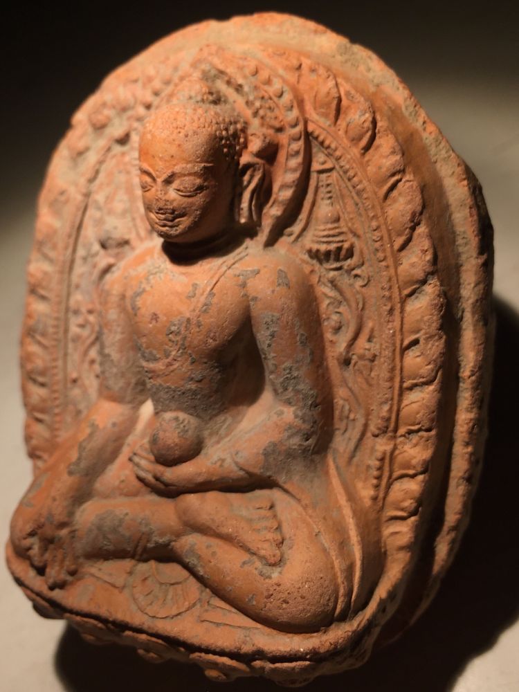 This Tsatsa, which blooms with a sweet smile, was made during the Qing Dynasty using a mold from the Yuan to Ming dynasties. After low-temperature firing, it has a pottery-like texture. Holding it in your hand, it feels like touching Cliff inscriptions.