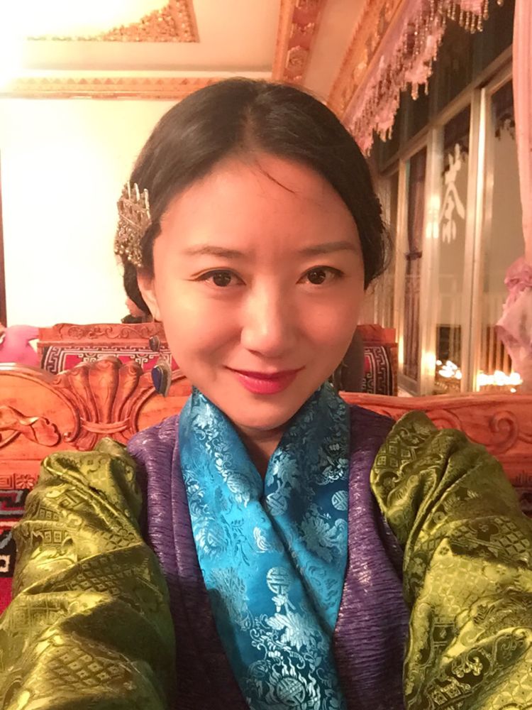 In 1999, the day before my Yangtze River crossing, a lama from Khams insisted on giving me an apricot-sized, peach-colored Amṛta pill. He said that I was famous for my sluttish reputation, and that Klu underwater liked young sluts the most. If I encountered any trouble along the way, I should throw the Amṛta pill into the water. The next day, midway through the journey, the boat suddenly began to rock violently, nearly capsizing. I had no choice but to throw the Amṛta pill into the river, and the shaking and turbulence suddenly subsided. However, I insisted that the real reason for Klu anger was because I had the ancient Khyung Thokcha hanging around my neck.