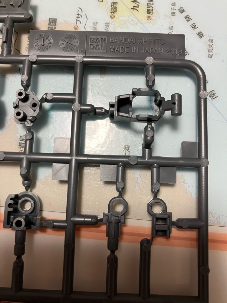 こちらがハイネ運命のCランナー(19年7月生産)
右下のパーツの輪っか状のところに2点リベットが付いてる