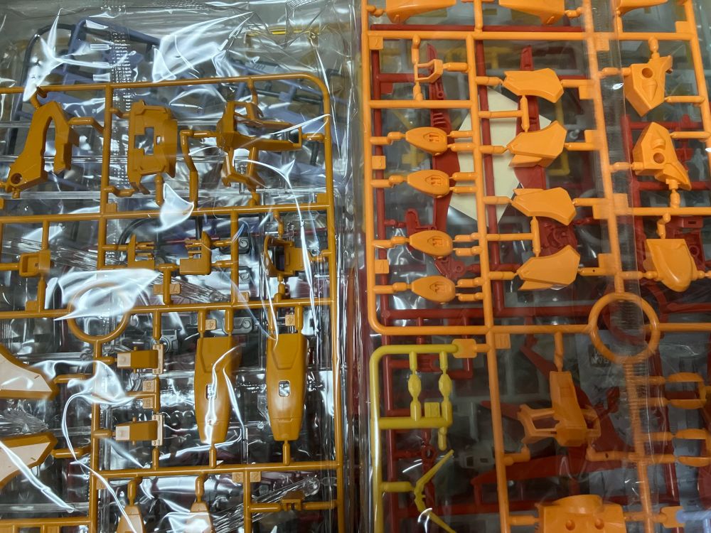 オレンジ色の比較
左がMG,右がHGCE
色が少し暗くなってます