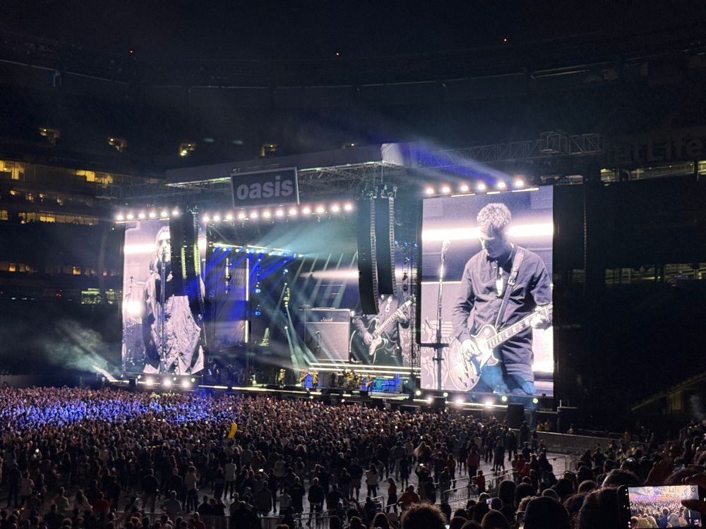 Oasis on stage 
