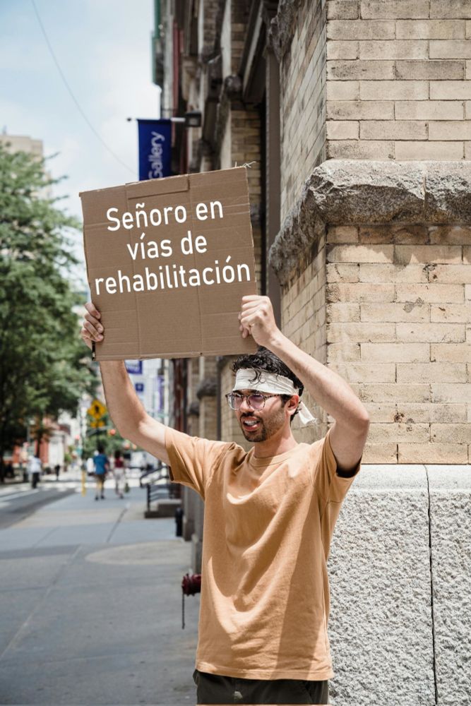 Imaxe do Aliado co cartaz no alto: Señoro en vías de rehabilitación