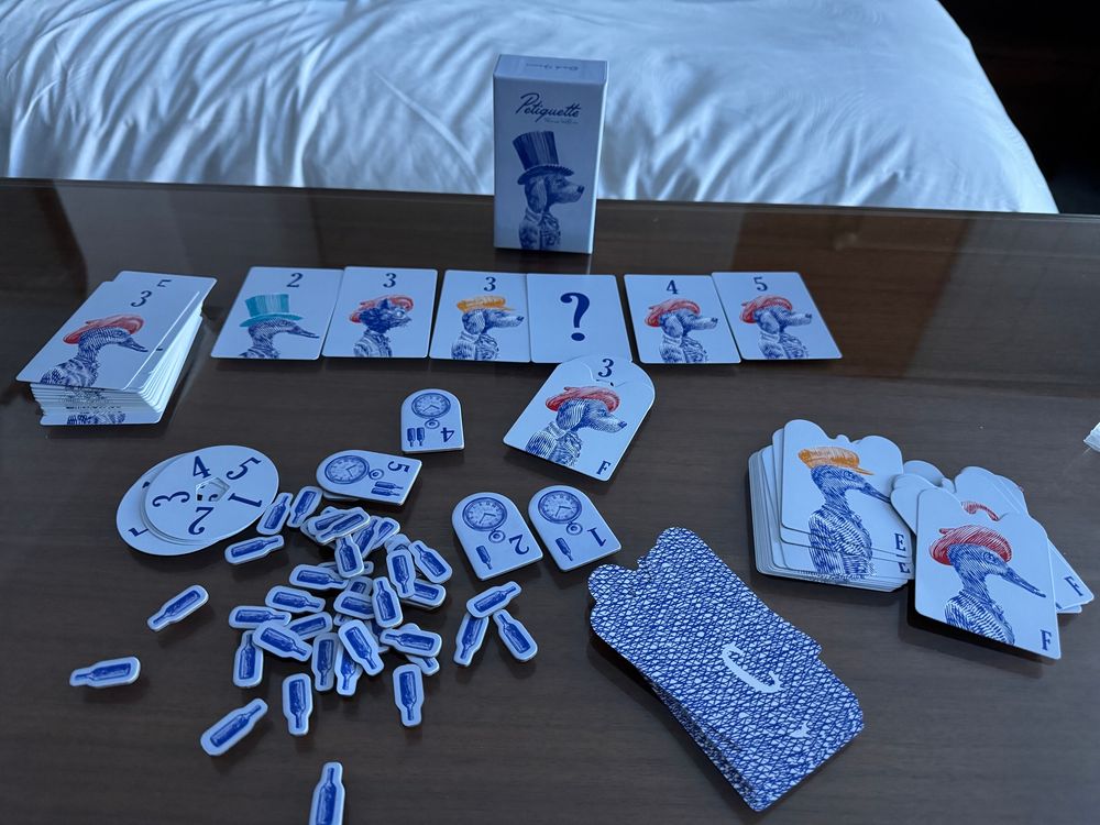 Petiquette, a game with blue cards featuring animals wearing colored hats. 