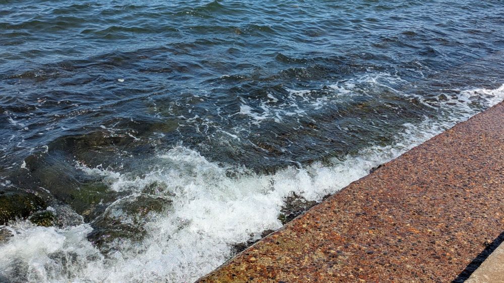 波打ち際の写真