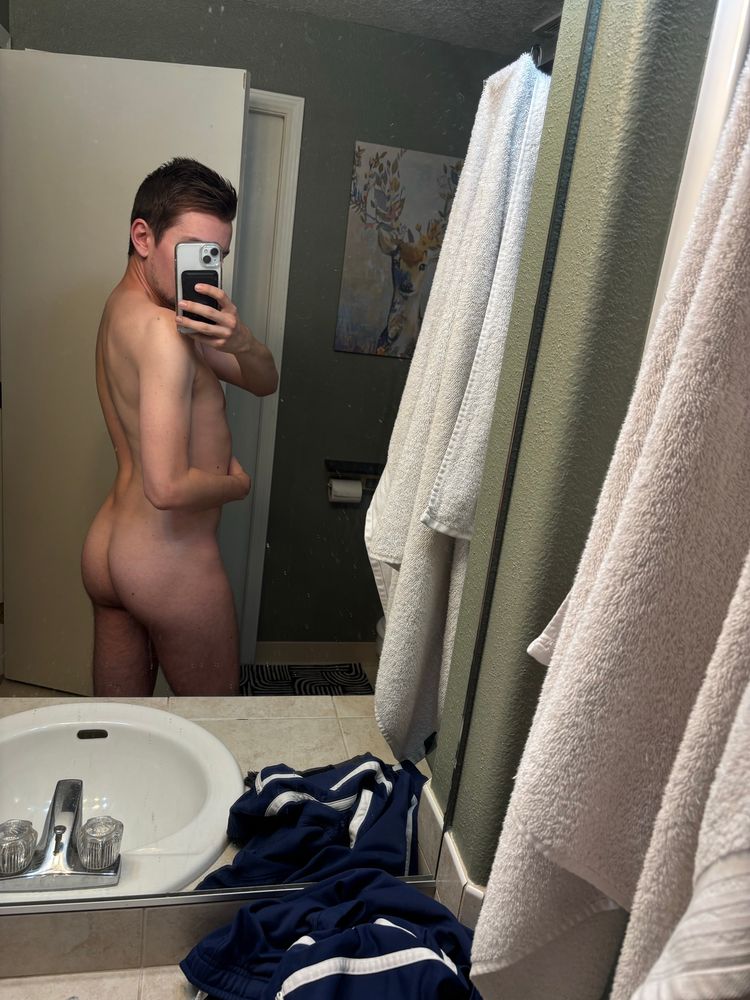 Mirror selfie with 🍑 