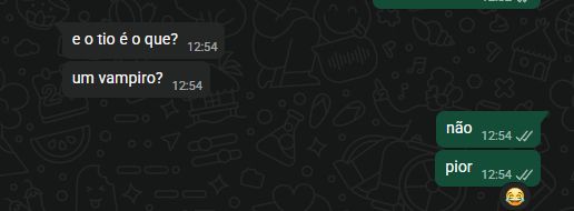 mensagem de texto do whatsapp.
pitty: "e o tio é o quê? um vampiro?"
lacie: "Não, pior" (com emoji de risada reagindo)