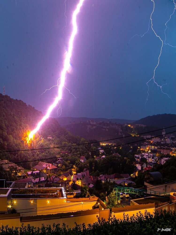 Photo Jean-Claude Jacottot, impact de foudre sur la colline Brégille à Besançon 24 août 2024, 22 heures 25.