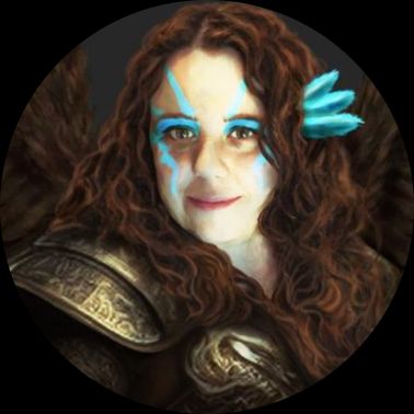 Yo con el pelo largo rizado, con un detalle de plumas azules en el pelo, y pinturas tribales azules. Inspiración el mundo de La tierra de las puertas de Alma Labiur