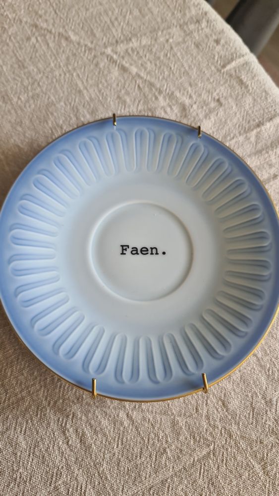 Blå skål med teksten Faen.