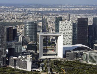 Paris, La Defense. Hochhausviertel mit ikonischem Gebäude. 