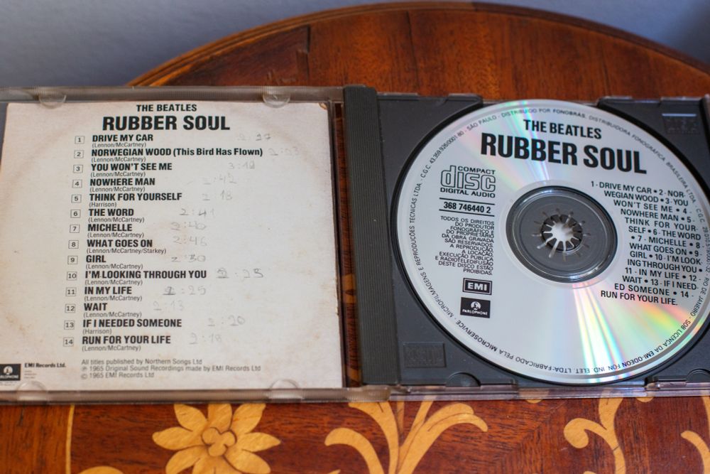 Caixa do CD aberta mostrando o disco e o encarte interno