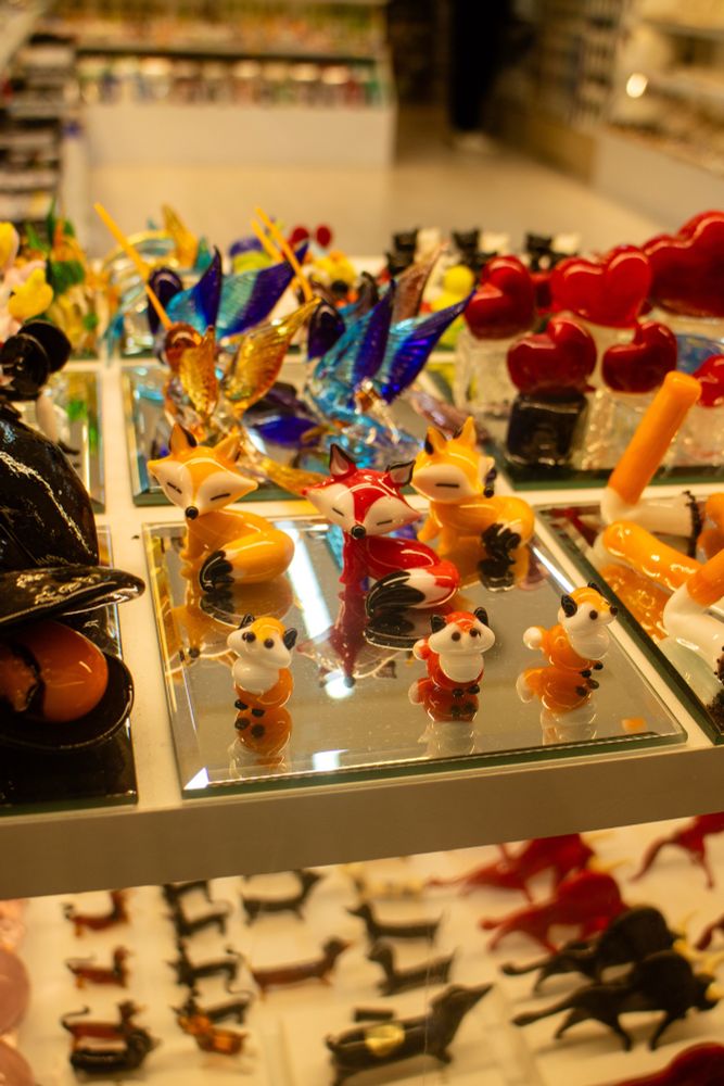 Vitrine de loja com minitauras de bichinhos em vidro