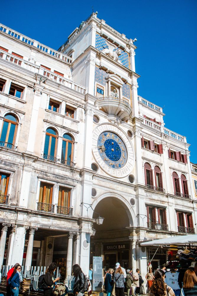 A Torre do Relógio em Veneza é um edifício do início do Renascimento no lado norte da Piazza San Marco, na entrada da Merceria. É composto por uma torre, que contém o relógio, e edifícios inferiores de cada lado.