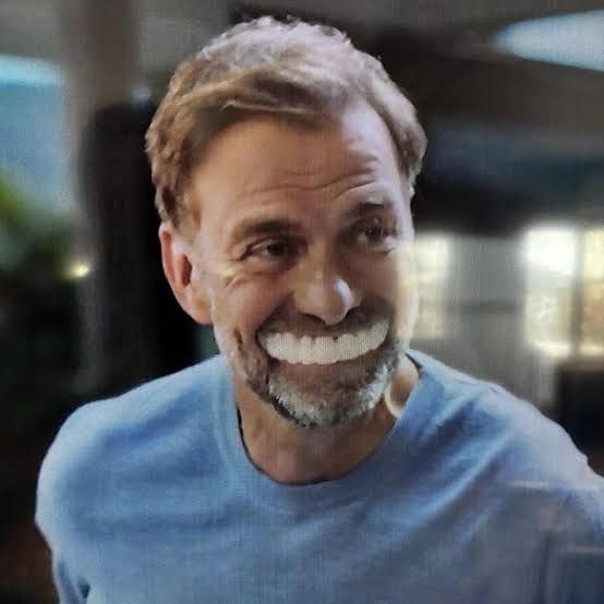 Ator da propaganda nova do trivago com dentes aumentados por Photoshop 
