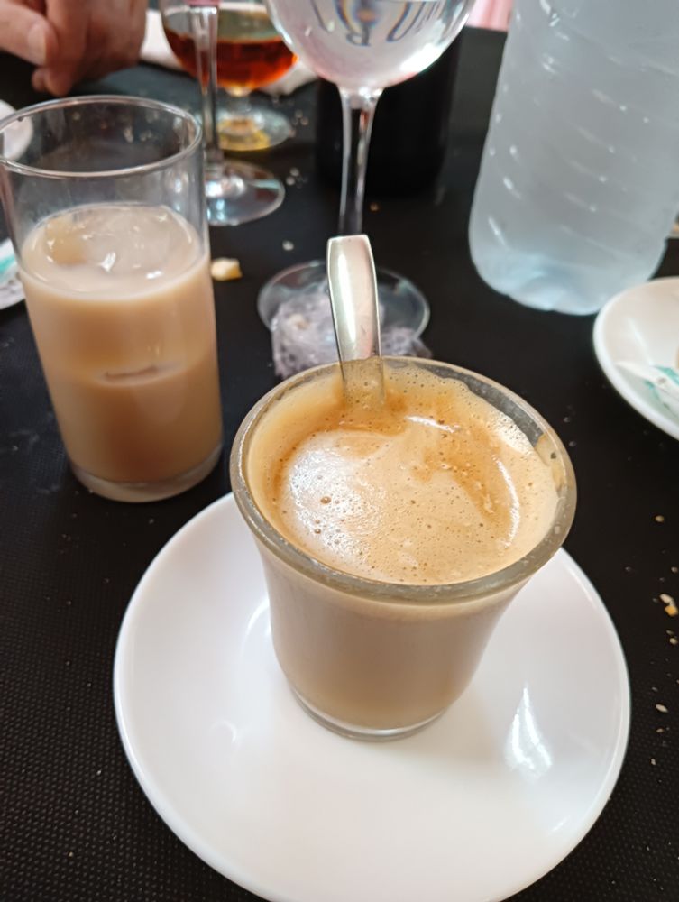 Café con leche y copa de crema de orujo