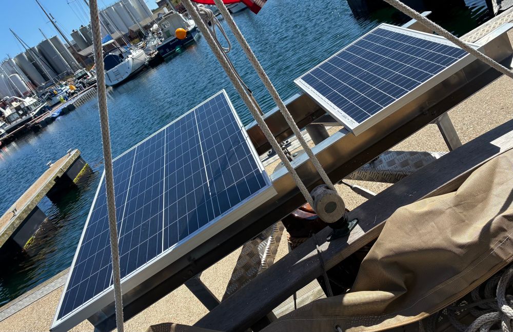 New solar panels on new aluminum brackets installed to boomlin. The port side solar panel is a smaller spare I have - though Inordered two of the large ones as on starboard, the second one arrived broken 😞. Replacement in the offing.