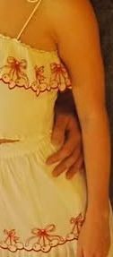 A close of up of the previous photo highlighting Travis Kelce’e MASSIVE hand on Taylor Swift’s hip/waist