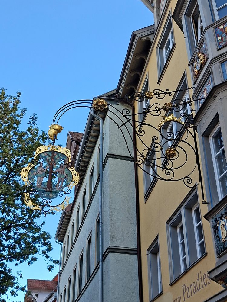 Ein wunderschönes, filigranes altes Wirtshausschild
'Zum Paradies ' mit Eva und Adam- zwischen Ihnen der Apfelbaum mit der Schlange
31.08.2025 Rottweil, Baden-Württemberg 
