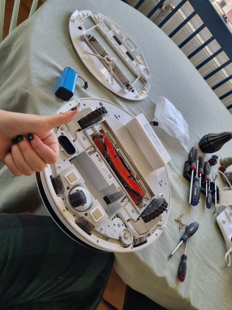 Min gamla Robotdammsugare i delar 