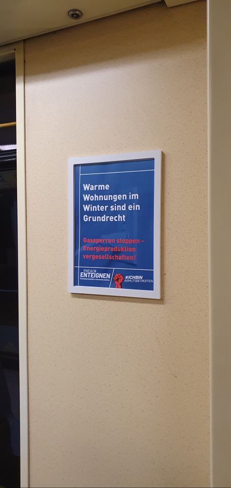 Plakate der Kampagne "Gemeinsam Kämpfen statt alleine frieren" von #ichbinarmutsbetroffen und RWE&Co enteignen