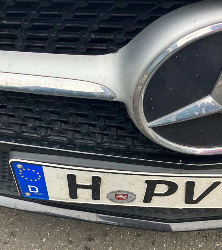 Ein Mercedes. Das Kennzeichen beginnt mit H-PV