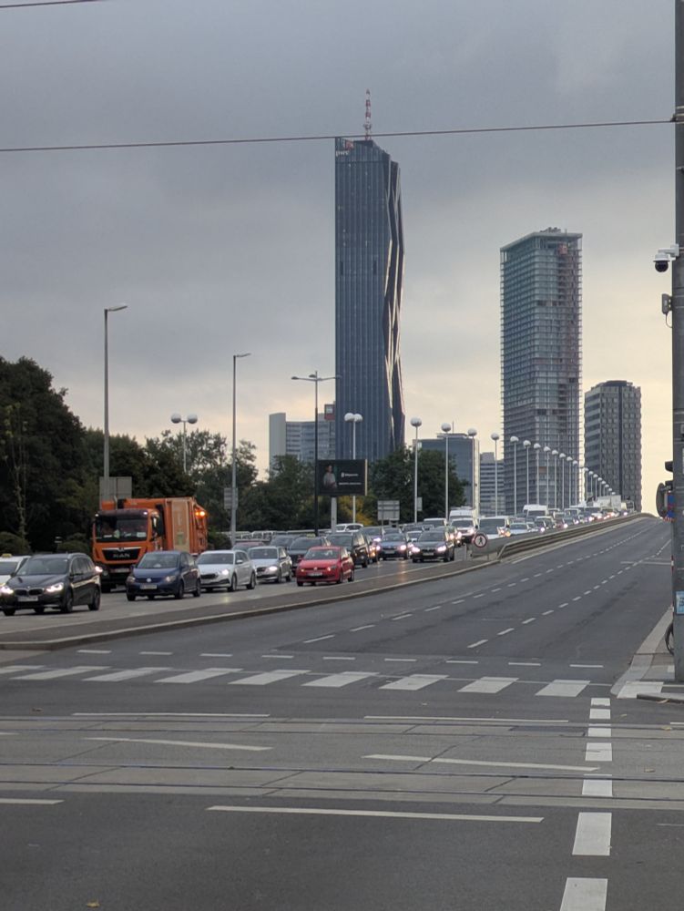 Reichsbrücke stadteinwärts Stau, stadtauswärts eine leere Fahrbahn.