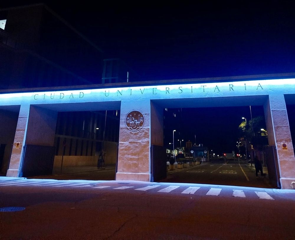 Iluminación azul conmemorando el Dia Internacional Asperger en la Universidad de Zaragoza 