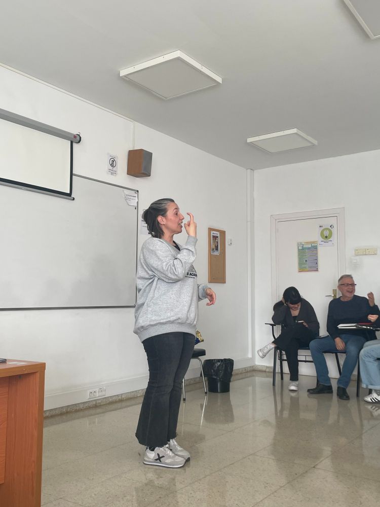 La profesora explicando.