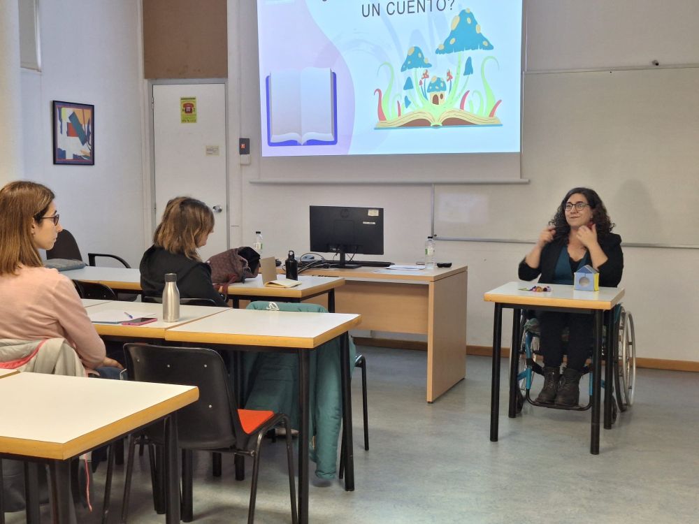 Curso en un aula del CIFICE con Marina Joven y profesorado de UNIZAR. 