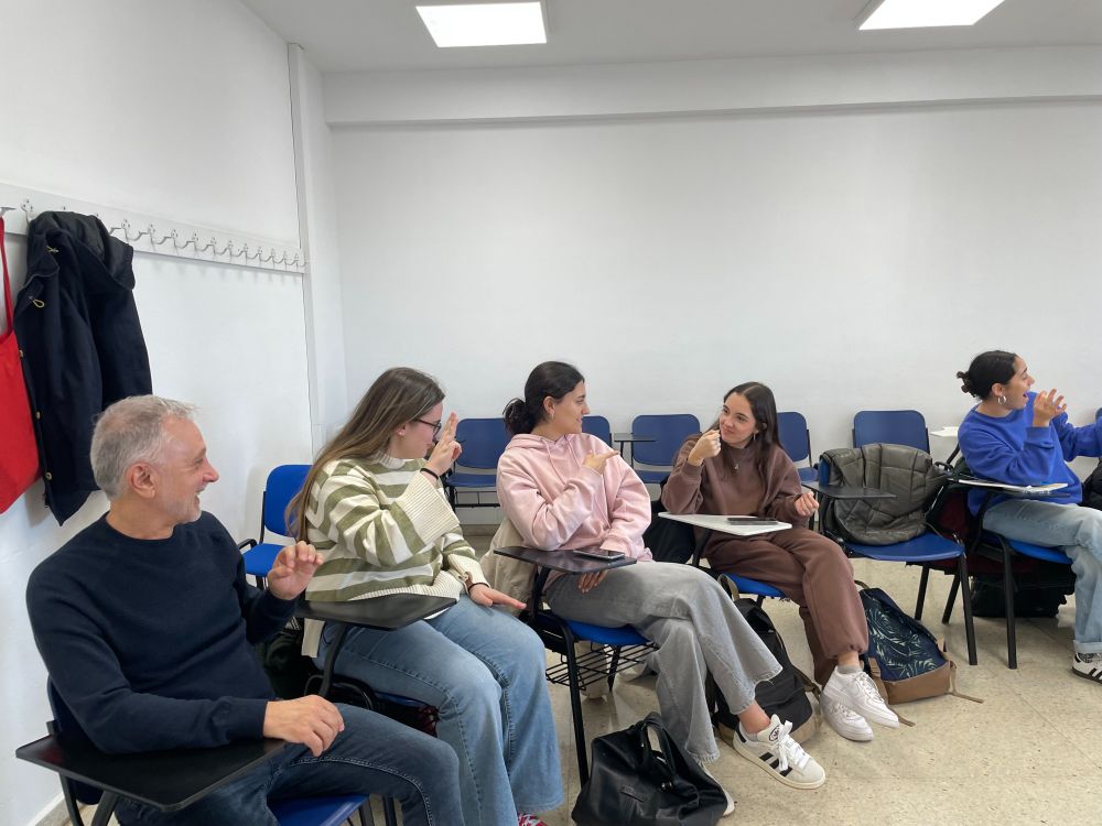 Alumnas practicando lengua de signos.