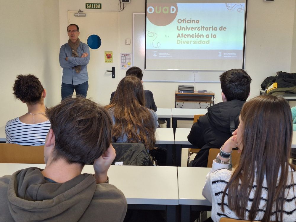 Charla en un aula sobre la OUAD