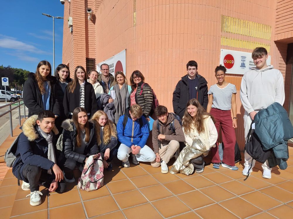 Los alumnos en el edificio de la OUAD