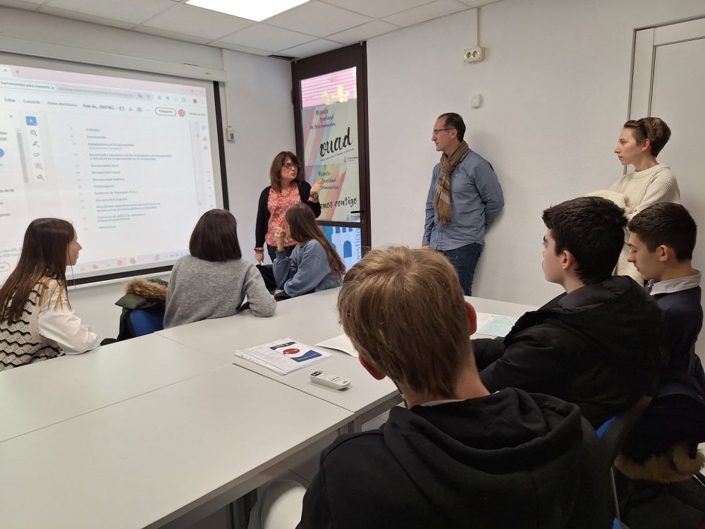 Charla en un aula sobre la OUAD