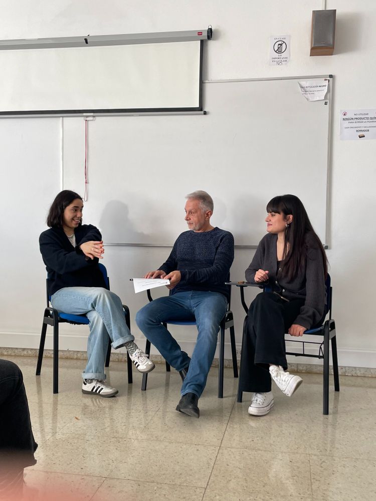 Alumnos practicando lengua de signos.