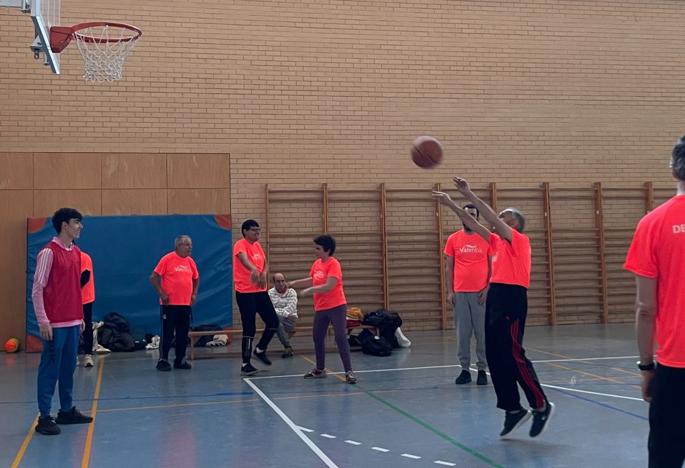 Usuarios practicando baloncesto.