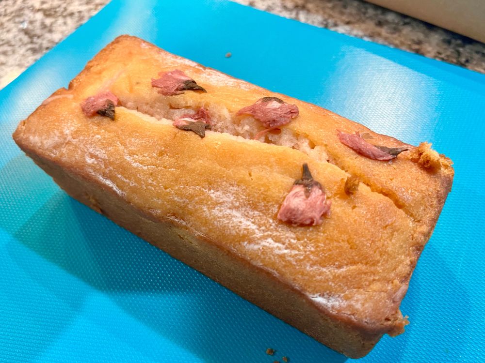 切る前の桜パウンドケーキ。桜の花の塩漬けがのっていて見た目もかわいい。