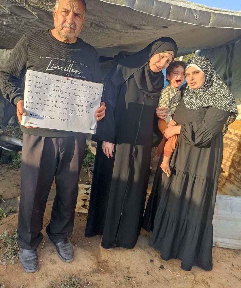 A photo of Mohammed's and Walaa's family, trapped in G*za.