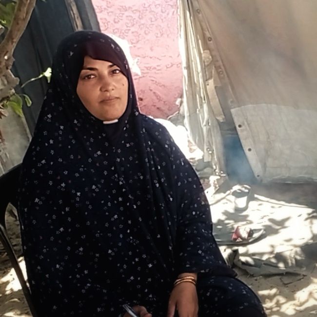 A photo of a palestinian woman. It‘s a Video Still. She sent me greetings. This is Abeer, a teacher. A friend. A sister. She is sitting in front of a tent. The photo is taken while displacement and famine in genocide. Abeer is the Mother of three disabled, wonderful children.
Please help.