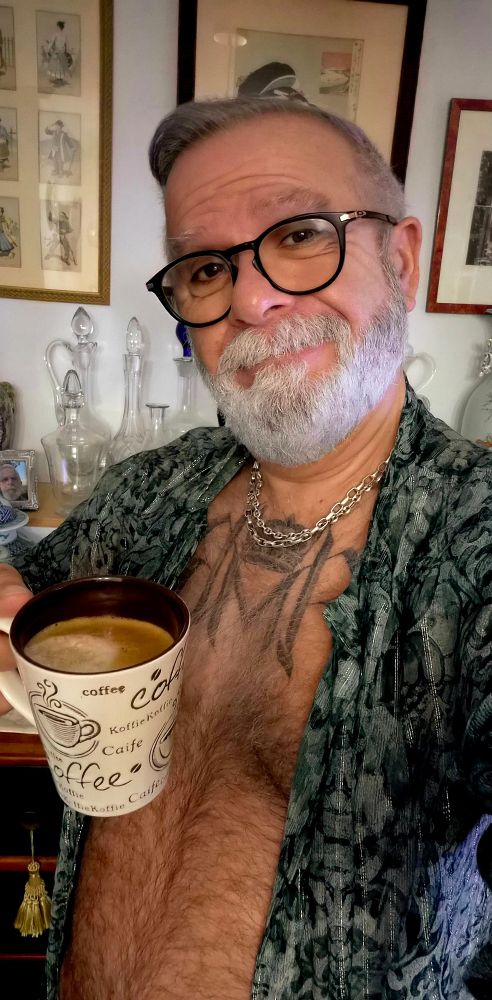 El primer café de este año nuevo. Os quiero chicos fue un año fantástico, con muchos cambios y en bien, encuentros agradables, (soy pillim) y he conocido a mi chico que quiero un montón. Feliz viernes.