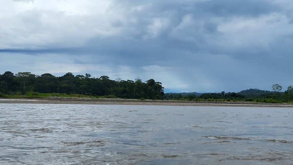 Rio Napo, Zufluss des Amazonas. Im Hintergrund Anden.