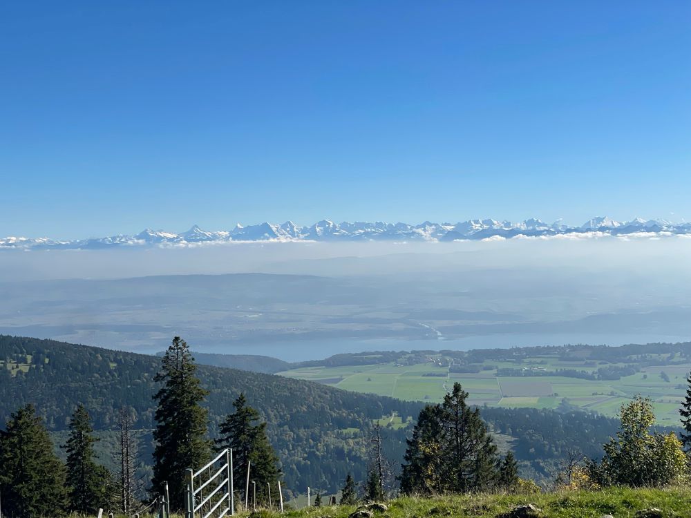 Eine schneebedeckte Bergkette über Seeenlandschaft