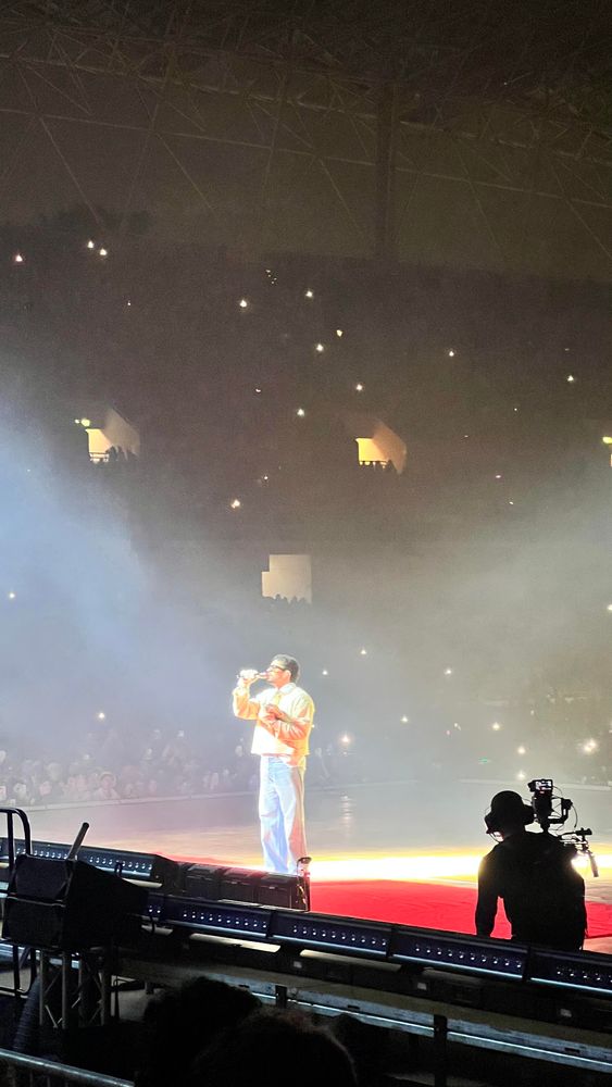 Bad Bunny cantando en el escenario muy cerca