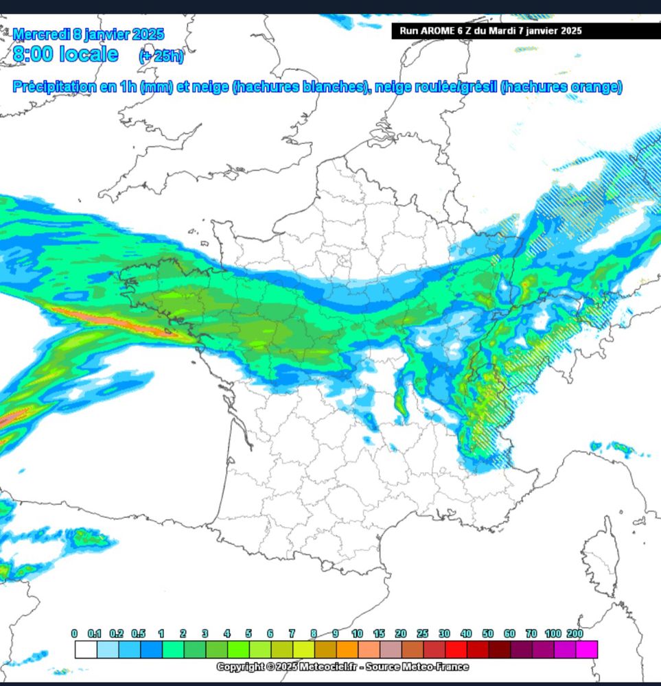 Carte de prévision des précipitations pour mercredi 8janvier 9h (run arome 6z du 7 janvier). On y voit une bande de précipitations de 2a5mm par heure sur toute la Bretagne s’étendant jusqu’à l’Alsace. 
