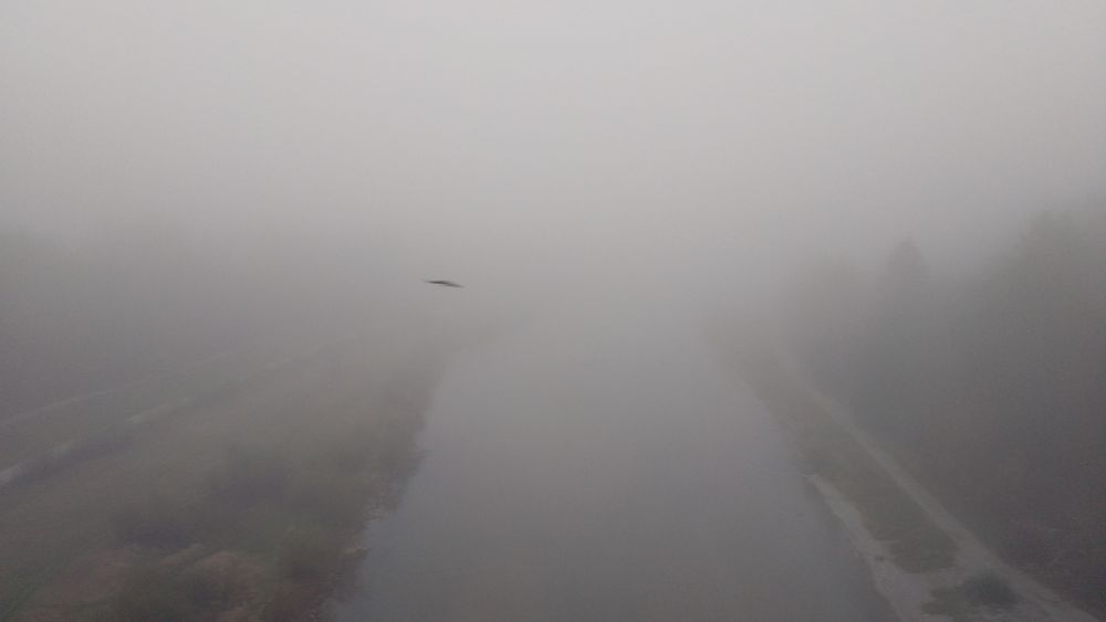 Ausblick von der Großhesseloher Isarbrücke auf die Stadt München im Nebel