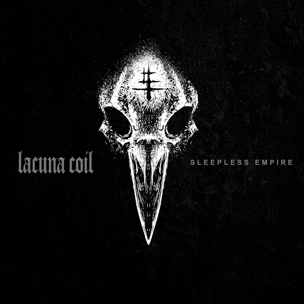 Schwarz-weißes Albumcover von Lacuna Coil mit dem Titel „Sleepless Empire“. In der Mitte ein stilisierter, weiß gezeichneter Totenschädel mit langem Schnabel, der an eine Pestmaske erinnert. Auf der Stirn des Schädels ist ein mystisches Symbol mit drei Querlinien zu sehen. Links steht in gotischer Schrift „lacuna coil“, rechts in moderner Typografie „SLEEPLESS EMPIRE“. Der Hintergrund ist tiefschwarz mit feiner Struktur.