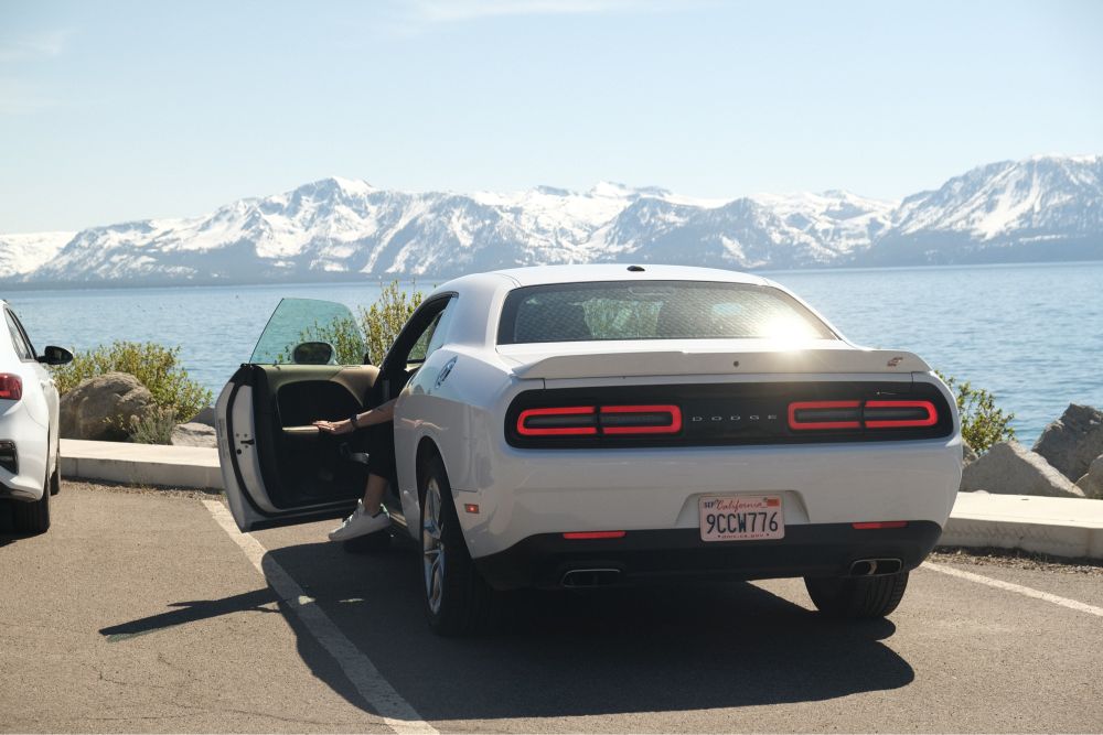 Dodge challenger напроти озера Тахо, видно гори вдалечині
