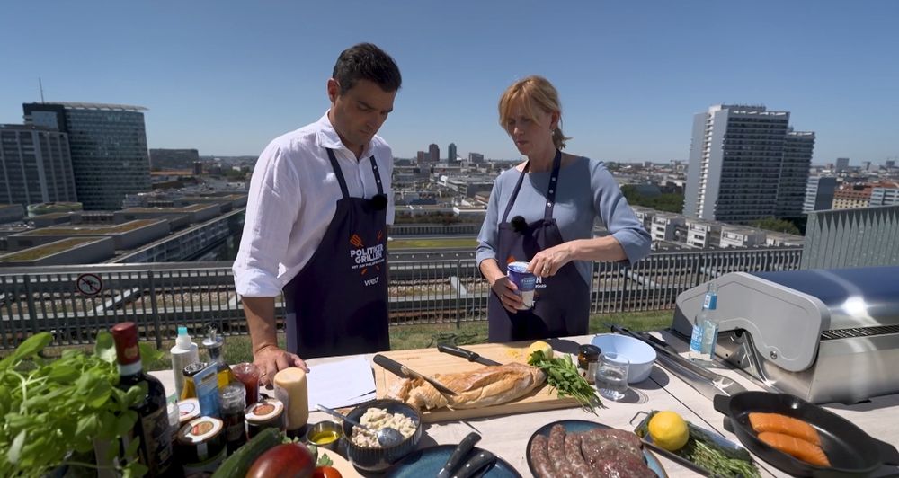 Karin Prien und Jan Philipp Burgard (Welt-Chefredakteur) Grillen auf einem Dach in Berlin.