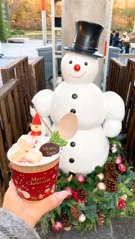 韓国BLの攻めみたいなガタイの雪だるまにホットチョコレートを差し出す写真